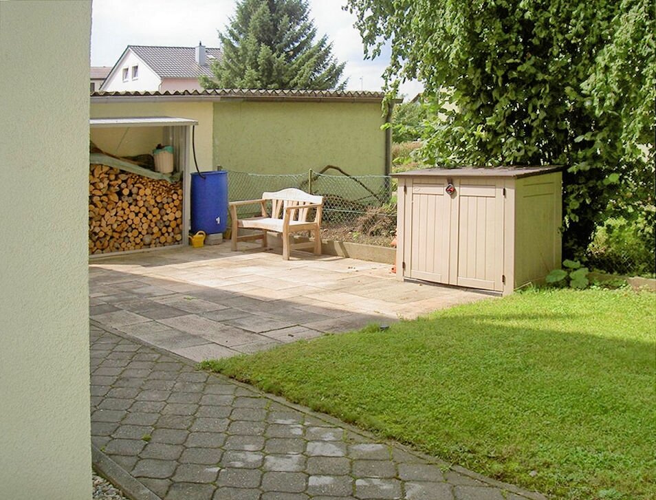 Garten und Terrasse hinter Garage